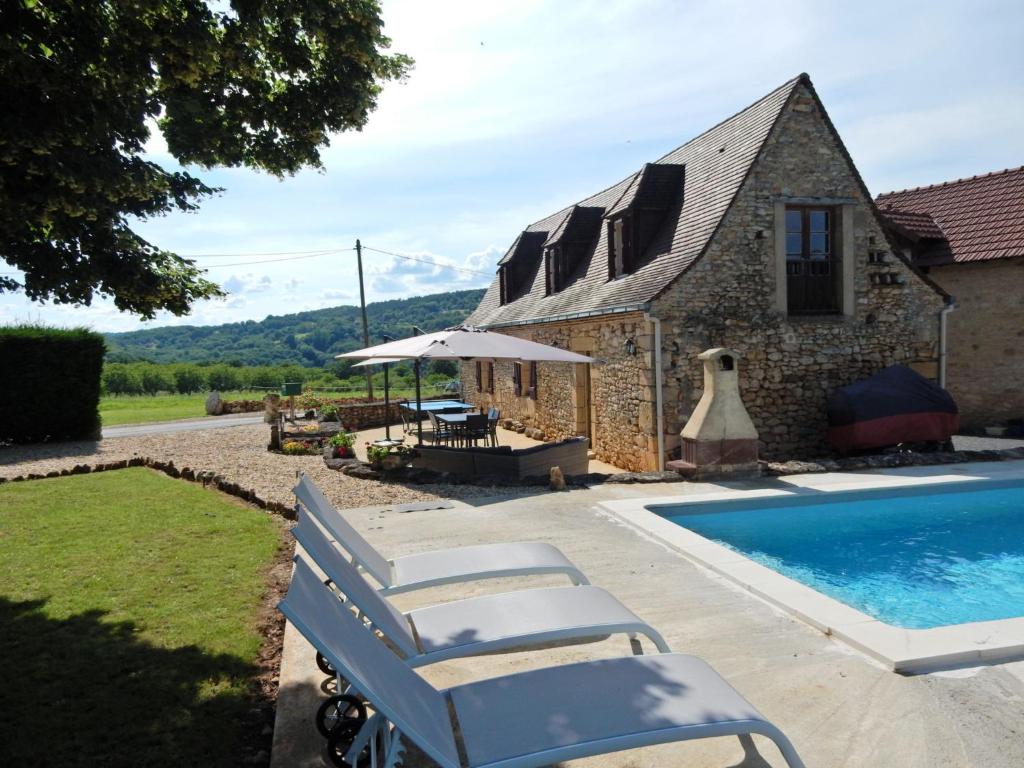 Maison de vacances Cozy Holiday Home in Saint L on sur V z re with Pool , 24290 Sergeac