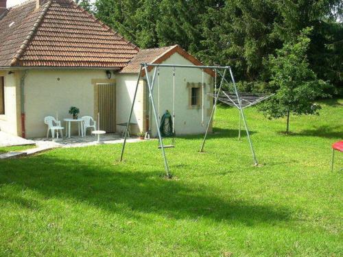 Maison de vacances Cozy Holiday Home in Vieure with spacious Garden  Ygrande