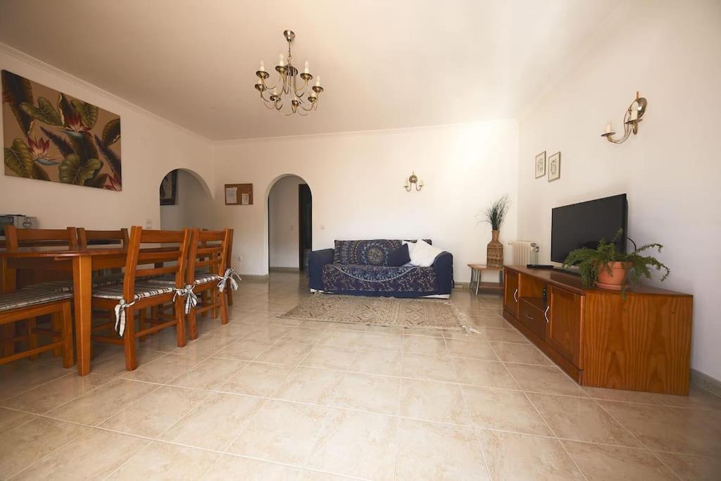 Appartement cozy sunny peaceful flat with swimming pool urbanizaçao Caravela lote 4 1D, 8650-117 Burgau