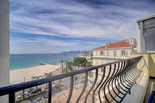 Croisette, terrasse vue mer Cannes france