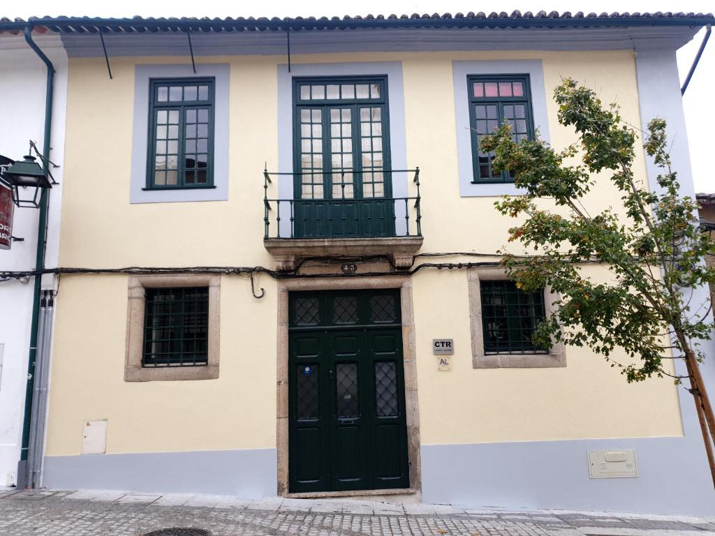 Auberge de jeunesse CTR Guest House 43 Rua da Caldeirôa, 4810-520 Guimarães