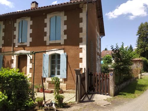 Cute 1-bed cottage with view across park. Issac france