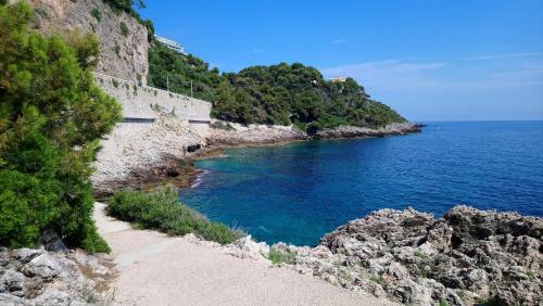 Dans village médiéval piétonnier, Suite exécutive vue mer exceptionnelle Roquebrune-Cap-Martin france