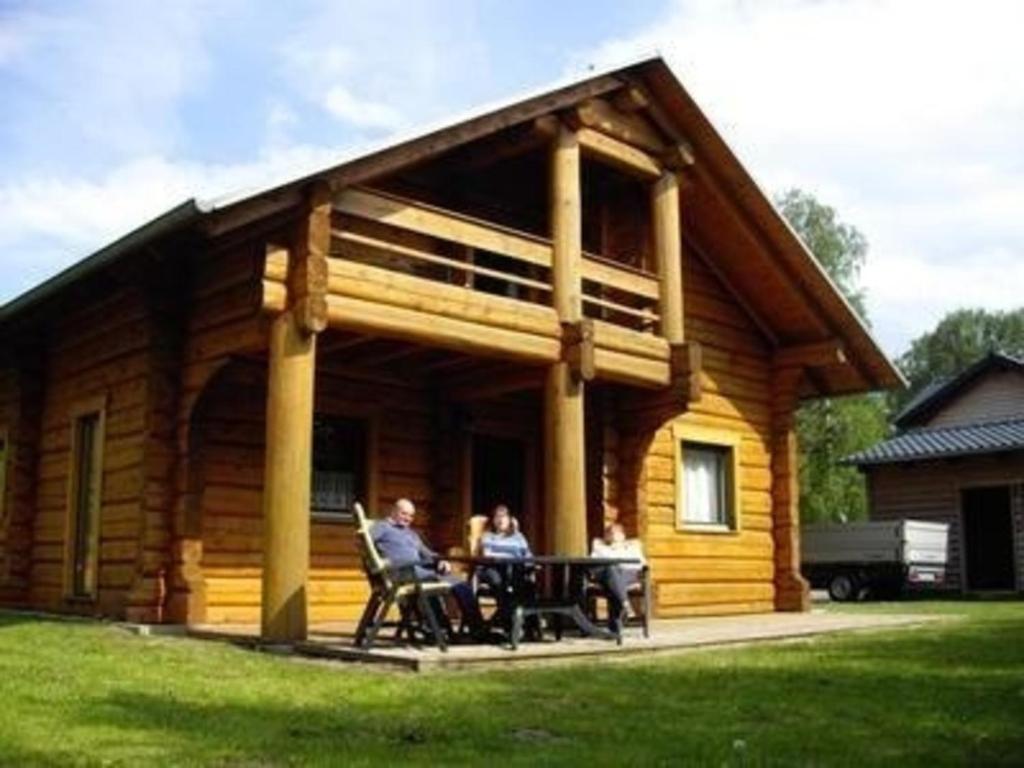 Maison de vacances Dat Stammhus, urgemütliches großes Blockbohlenhaus mitten in der Natur - Ruhe und Erholung Am Pruchtener Weg 24, 18356 Fuhlendorf