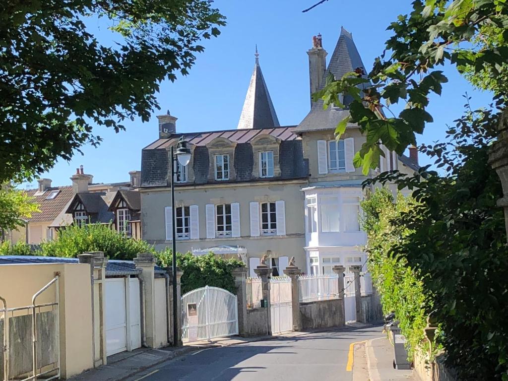 Maison d'hôtes DDay Aviators Le Manoir 8 Rue du Petit Fontaine, 14117 Arromanches-les-Bains