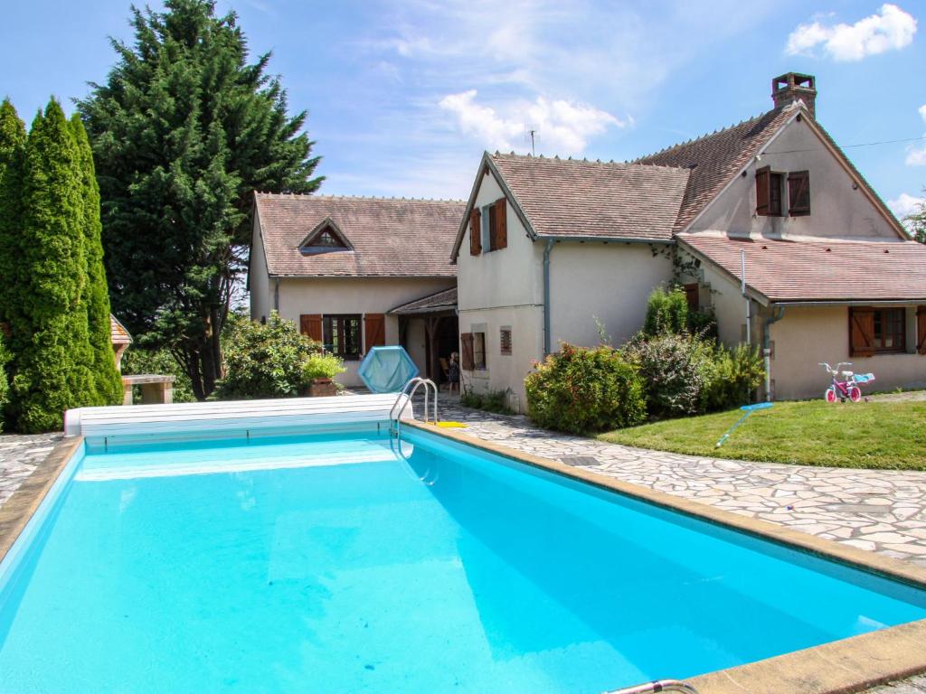 Maison de vacances Delightful holiday home with a large private swimming pool perfect for families , 03350 Cérilly