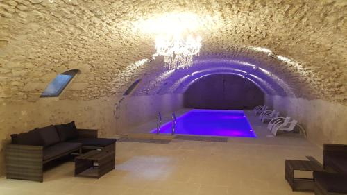 Maison de vacances Demeure de 6 chambres avec piscine interieure jacuzzi et jardin clos a Vernou sur Brenne Lieu dit Jallanges Vernou-sur-Brenne