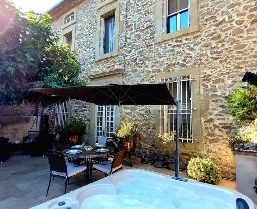 Demeure vigneronne de charme Pays CATHARE Carcassonne Blomac Jacuzzi Blomac france