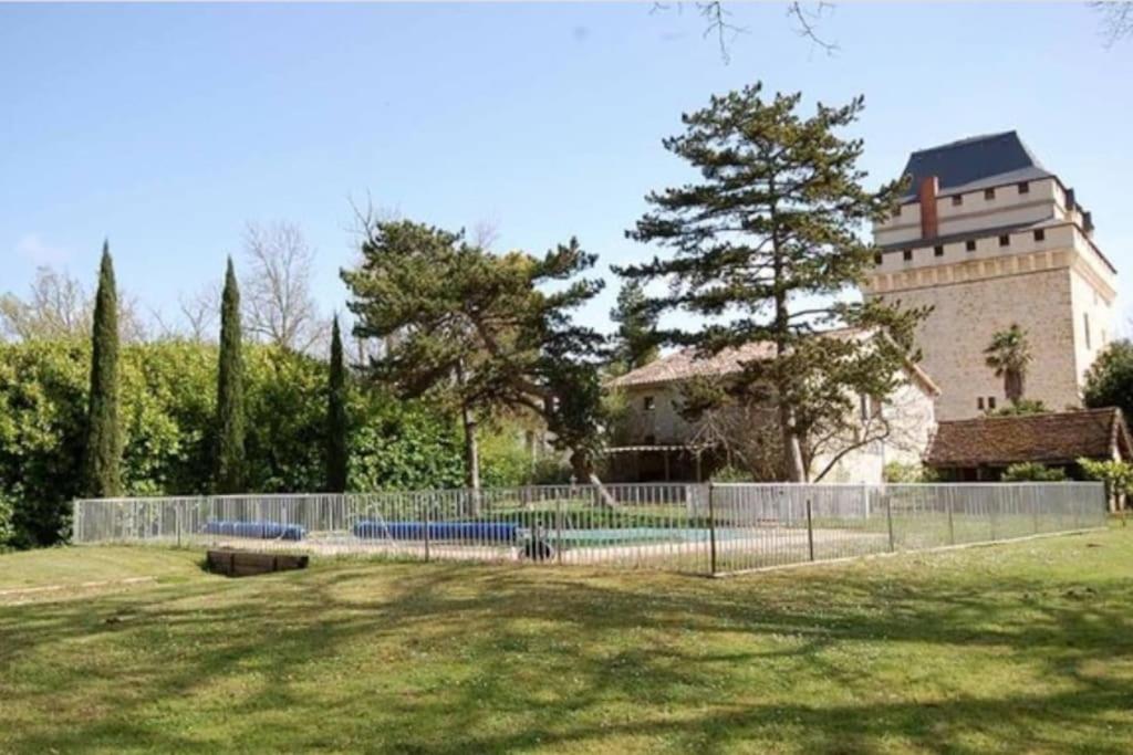 Maison de vacances Dépendance d'une tour médiévale du XIV°siècle château Déhès, 32480 Gazaupouy