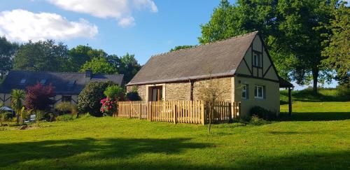 Detached cottage with pool nr Josselin Guégon france