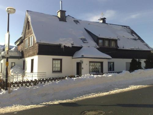 Maison de vacances Detached house with sauna 50m from ski lifts  Winterberg