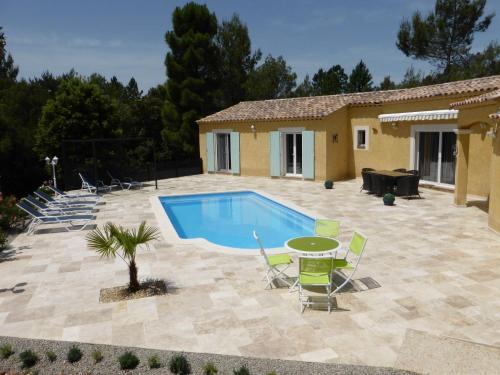 Villa Detached spacious villa with private heated pool 15 km from the Gorges du Verdon  Moissac-Bellevue