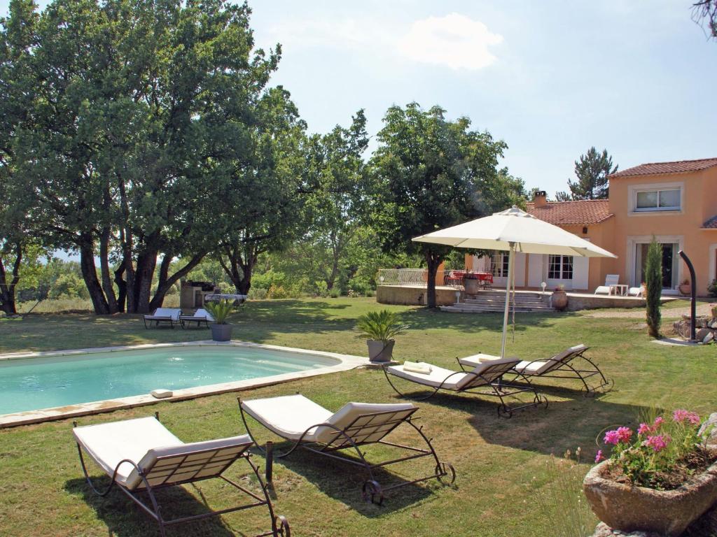 Villa Detached villa with enclosed beautiful garden and private pool 1km from C reste , 4110 Reillanne