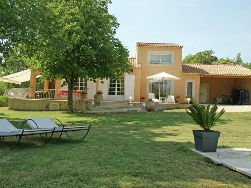 Villa Detached villa with enclosed beautiful garden and private pool 1km from C reste  Reillanne