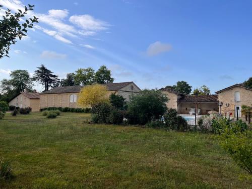 Domaine clos et arboré de 3 ha avec deux maisons Lamothe-Montravel france