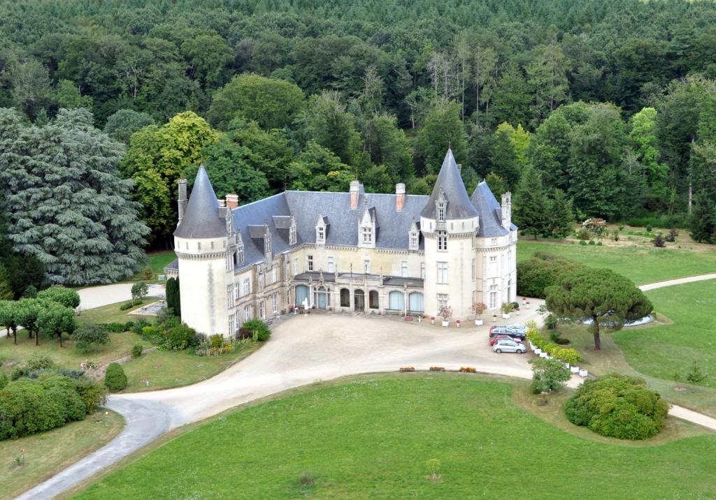 B&B / Chambre d'hôtes Domaine de Bort Château de Bort, 87480 Saint-Priest-Taurion