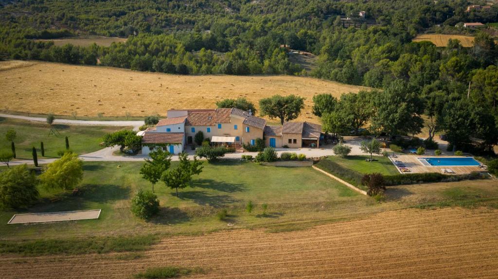 Maisons de vacances Domaine de la Marie dans le Luberon -6 chemin Raye Perdue, 84240 Peypin-dʼAigues