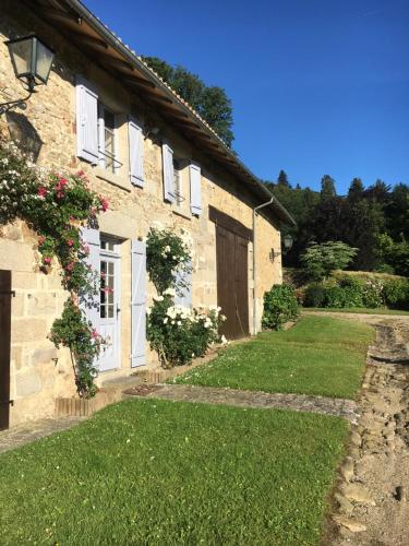 Domaine de Montmery sa piscine son jardin ses espaces Ambazac france