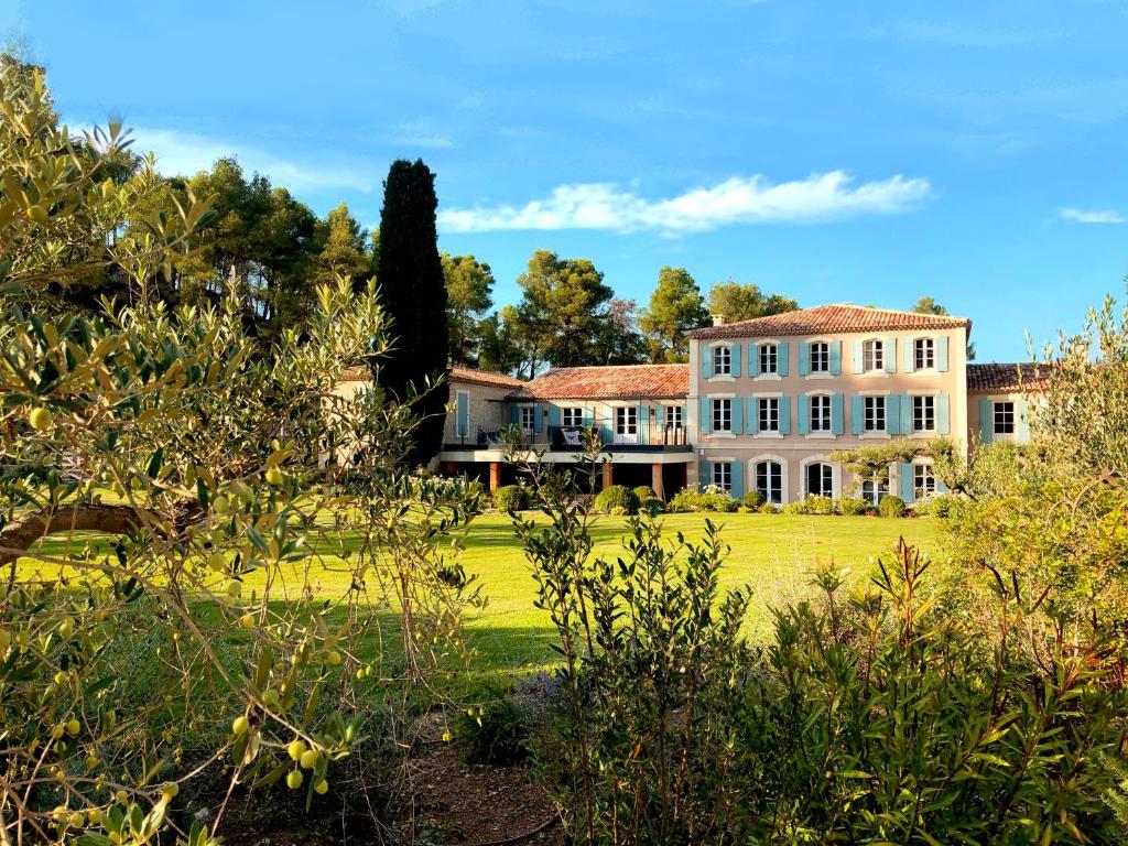 Hôtel Domaine de Valmouriane Petite route des Baux D27, 13210 Saint-Rémy-de-Provence