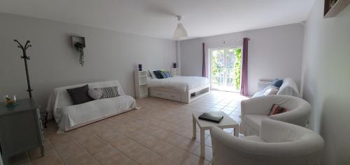 B&B / Chambre d'hôtes Domaine des Pêcheries Route de Pontaumur 12, rue Notre Dame de la Paix Montel-de-Gelat