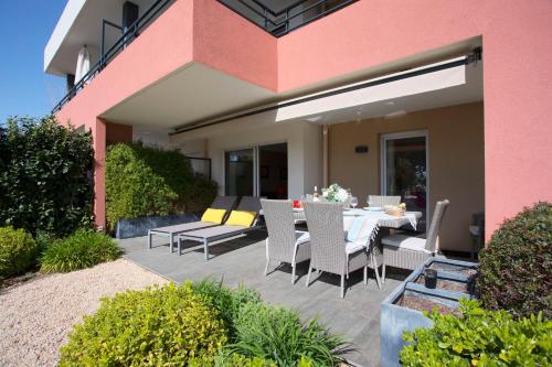 Appartement DOMAINE DES ROSES AP4222 by Riviera Holiday Homes de fabron, FACE ENTRÉE, 330 Nice