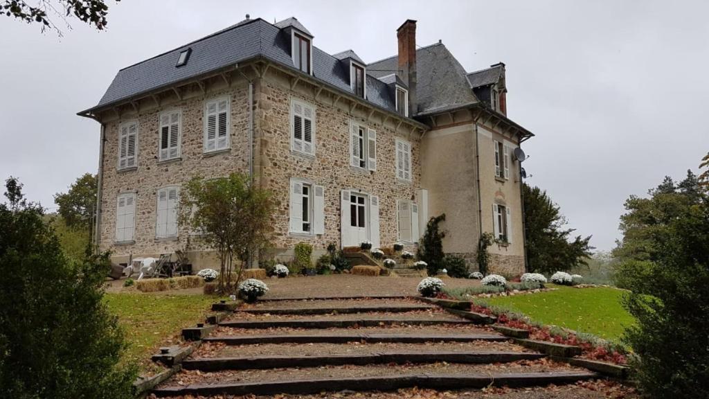 B&B / Chambre d'hôtes Domaine du Castellare Masvieux, 87500 Le Chalard