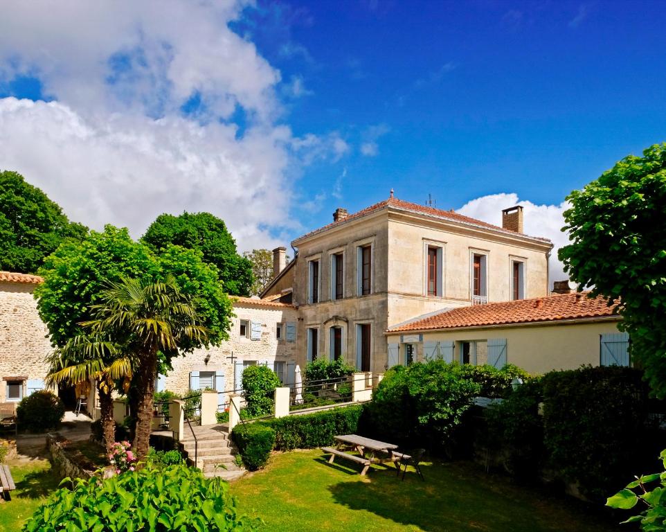 B&B / Chambre d'hôtes Domaine La Fontaine B&B 6 rue de la Fontaine, 17150 Soubran