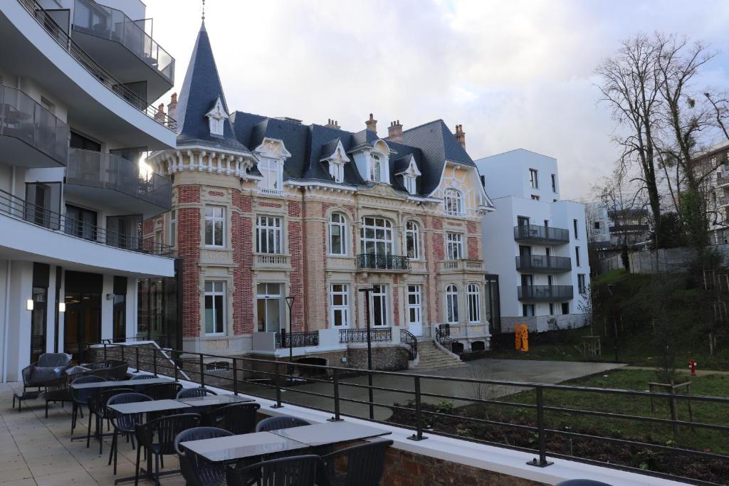 Appart'hôtel DOMITYS LE PARC DES AUBIERS 20 Rue de Migneaux, 78300 Poissy