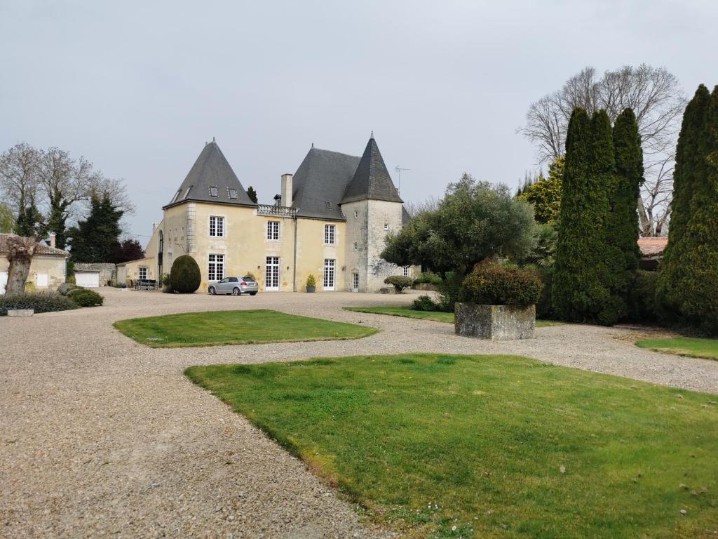 Maison d'hôtes Dormir au château 1 Rue de la Vallade, 17250 Saint-Porchaire