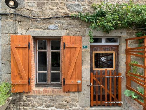 Doxie Cottage Saint-Chabrais france