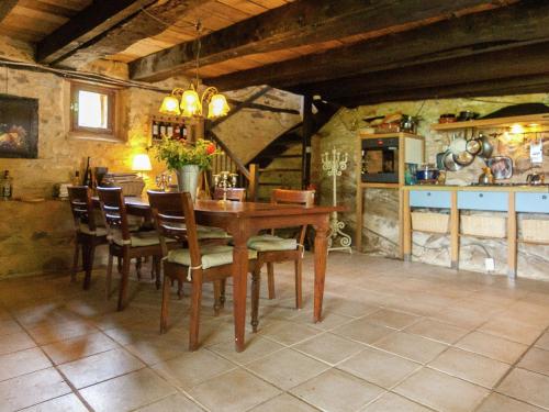 Maison de vacances Dreamy Holiday Home in Clermont d Excideuil with Fireplace  Saint-Médard-dʼExcideuil