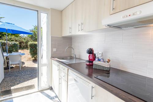 Duplex bord de mer tout confort avec terrasse et parking, plage à pied par Groom Guidel france