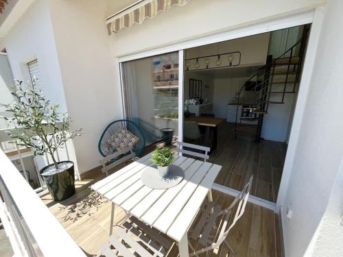 Appartement Duplex Centre Ville - 50m de la Plage - Clim - Garage - Netflix 1 Rue Marcel Deleuze Le Grau-du-Roi