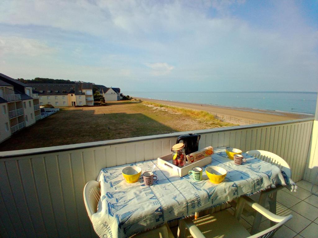 Appartement DUPLEX les pieds dans l' eau résidence de la mer  Avenue des Dunes, 50610 Jullouville