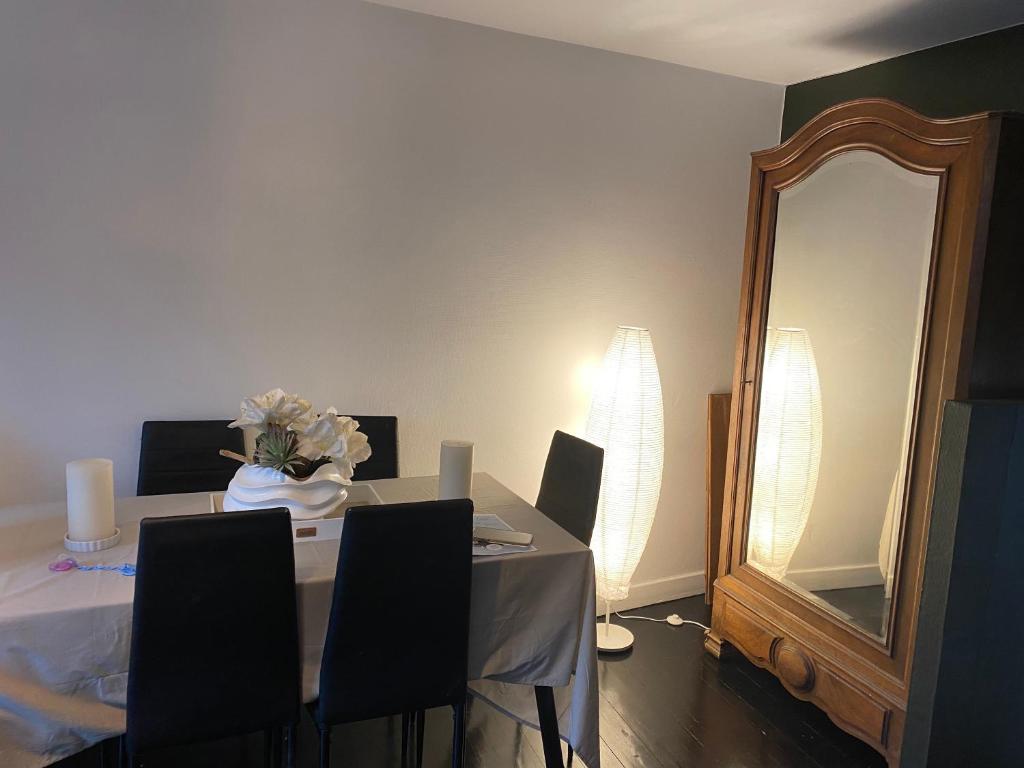 Appartement DUPLEX MEUBLÉ HYPER CENTRE ST CERE 4 PERS + LIT BB. WIFI. Place de la République, 46400 Saint-Céré