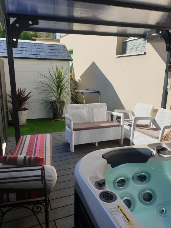 Appartement Duplex Neuf loft climatisé avec accès jacuzzi 5 places privatif 12 Avenue du Dauphiné, 69360 Sérézin-du-Rhône