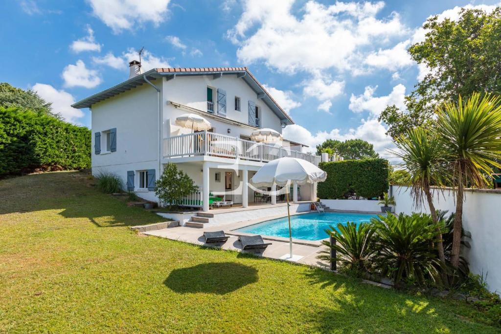 Villa Easy Clés- Breathtaking view over the mountains 328 rue Harguin Etcheberry, 64210 Bidart