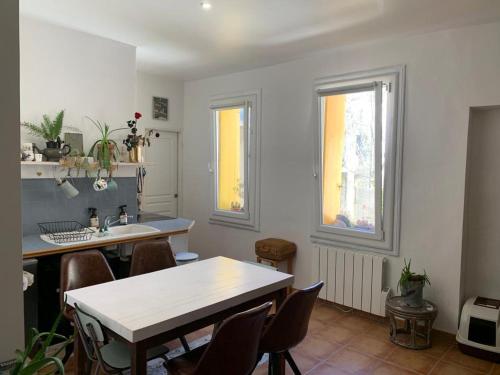 Appartement Ecusson YourHostHelper 11 Rue des Écoles Laïques Montpellier