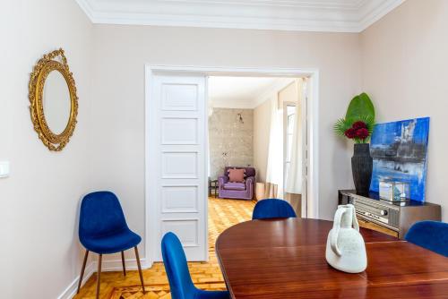 Elegant 2BR Apart Vintage Elevator Subway Lisbonne portugal