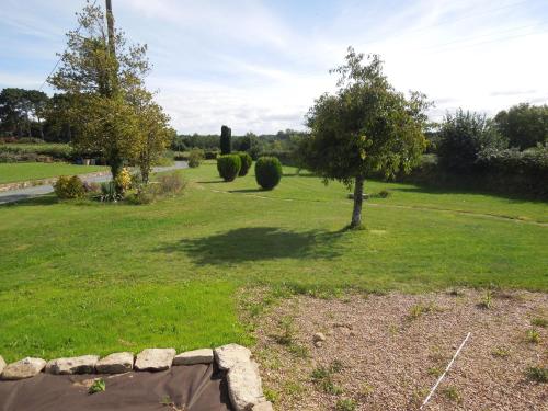 En Bretagne, villa de 2 à 8 pers , meublé de tourisme 3 étoiles nichée dans un écrin de verdure à 2500m de la plage Ploumilliau france