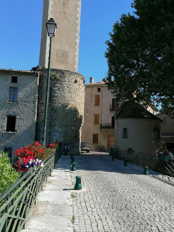 Appartements En Provence à MOLLANS 8 Place Banche de Cour, 26170 Mollans-sur-Ouvèze