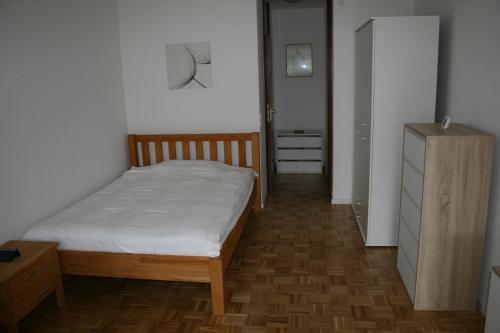 Appartement Enis Apartment - Biete Wunderschöne möbliertes Zimmer an 47D Fahrionstraße EG Stuttgart
