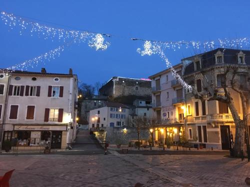 Entre l'église et la place Quillan france