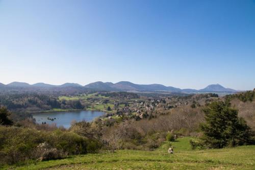 Auberge Entre Lacs et Volcans 6 Rue Roland Brousse Aydat