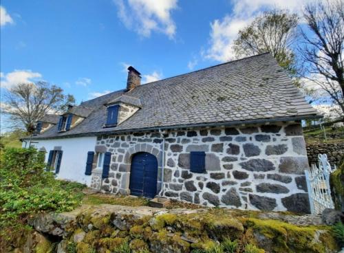 Entre pierres et bois - gîte chaleureux de 1809 Saint-Martin-Valmeroux france