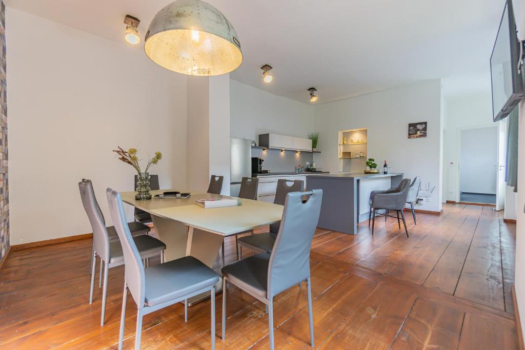 Maison de vacances Exklusive Stadtvilla-190qm- Parkplatz- 3Schlafzimmer- 2 Bäder- Netflix- Waschmaschine- 4 Etagen-nähe Theater 58 Schillerstraße, 03046 Cottbus