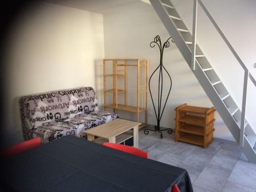 Appartement F1 duplex au 1er étage proche cv ,Ch av clim 20 Route de Montcenis Le Creusot