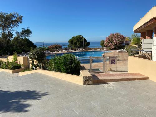 F2 vue mer dans résidence avec piscine Ajaccio france