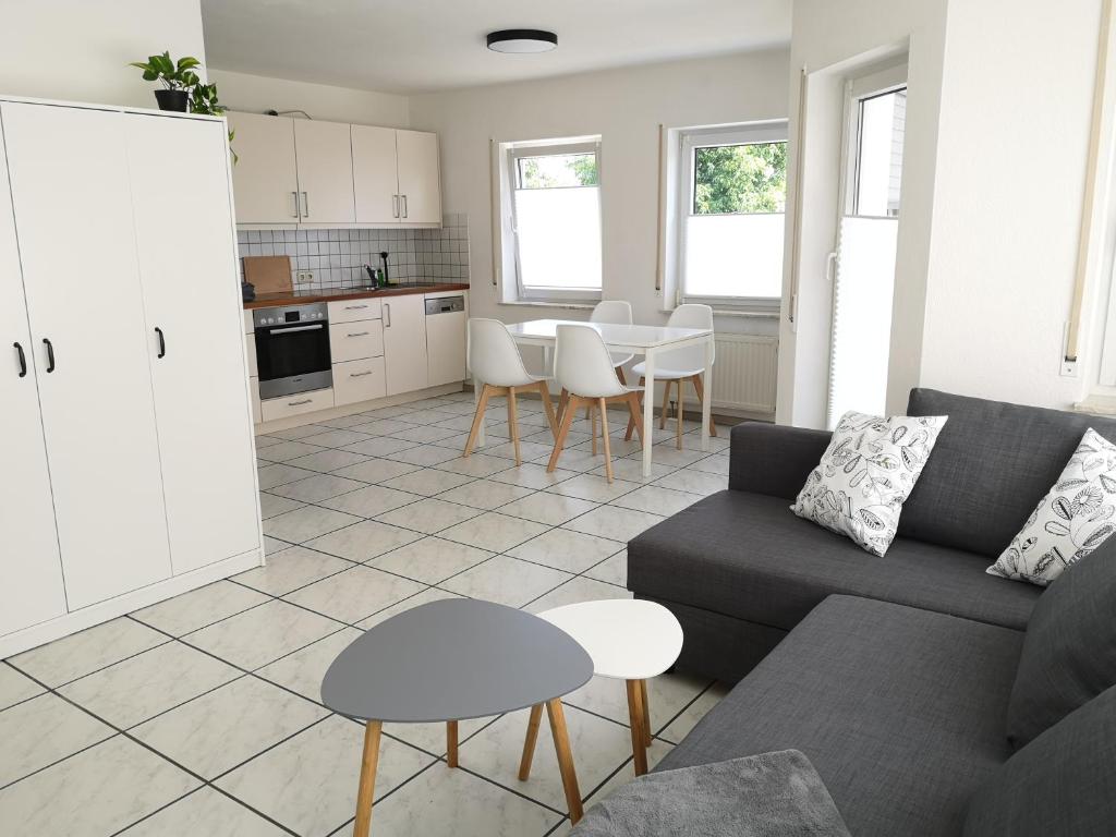 Appartements Familienfreundliche Ferienwohnung mit Wohlfühlbalkon und kostenlosem Parkplatz nahe Messe und Bodensee 6/1 Schussenstraße, 88074 Meckenbeuren