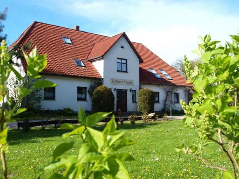 Maison d'hôtes Familienfreundlicher Landurlaub im Gutshaus Ganschvitz 4, 18569 Trent